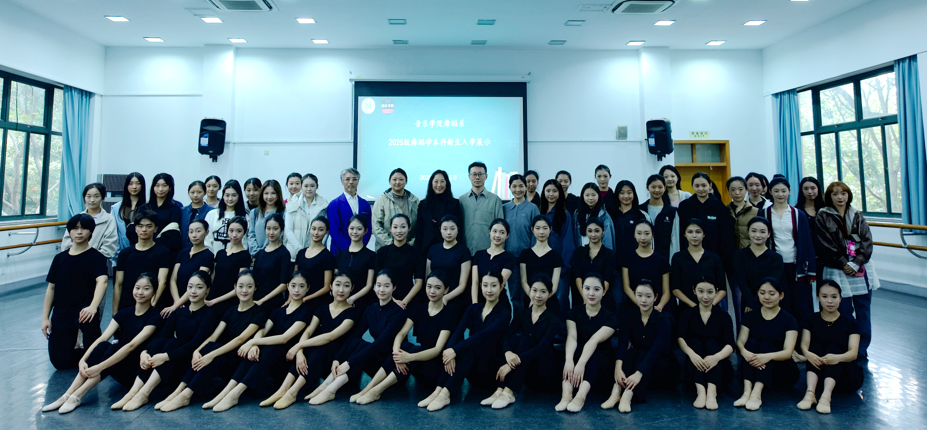     高老师还请远道而来的13级学姐向在座的老师汇报了自己毕业之后的工作经历，与同学们分享了自身专业学习以及就业方面的经验和建议。